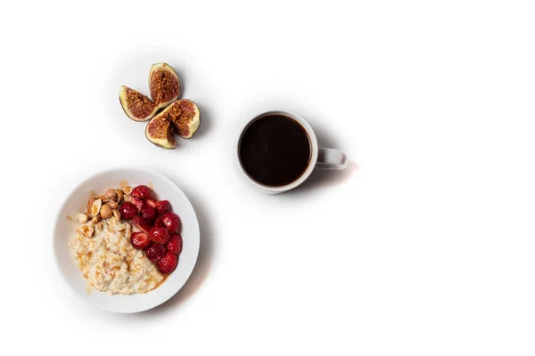 Pequeno-almoço mingau de aveia com frutas bagas e xícara de café. Conceito de pequeno-almoço saudável — Fotografia de Stock