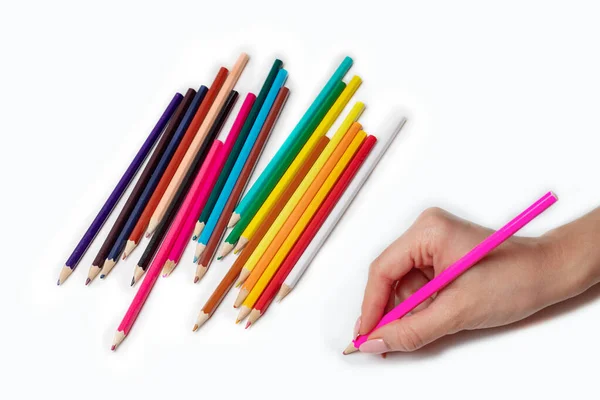 Рука держит цветной карандаш на белом фоне — стоковое фото