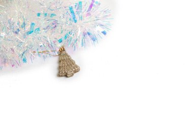 Beyaz arka planda süslemeli oyuncak Noel ağacı. Yeni Yıl 2020