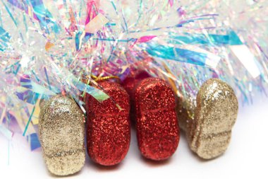 İki Noel Baba süs altında sevişiyor. Sadece botları görünür. Yeni yıl 2020