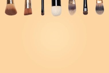 Yüz ve gözler için makyaj fırçası seti. Makyaj ürününü yüze uygulamak için gerekli araçlar. Fotokopi ve tasarım alanı ile pankart yap.