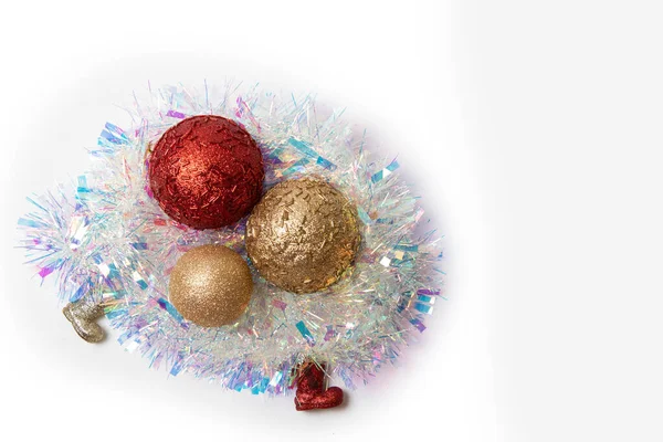 Palle di Natale rosso e oro con Babbo Natale isolato su sfondo bianco . — Foto Stock