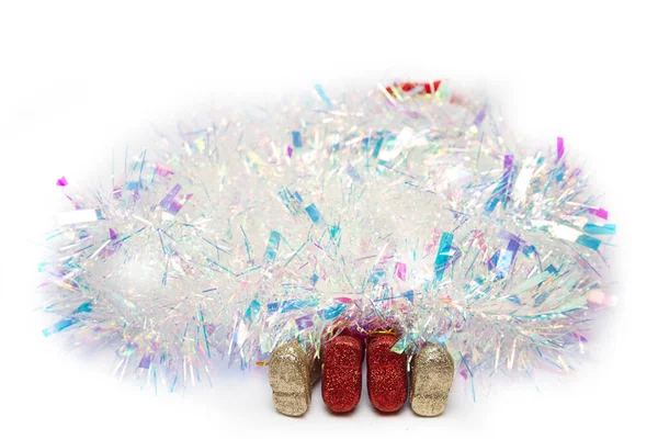 Dos Santa Claus hacen el amor bajo el oropel. solo sus botas son visibles . — Foto de Stock