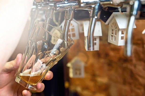 Mano Dell Uomo Che Versa Una Pinta Birra Dietro Bancone — Foto Stock