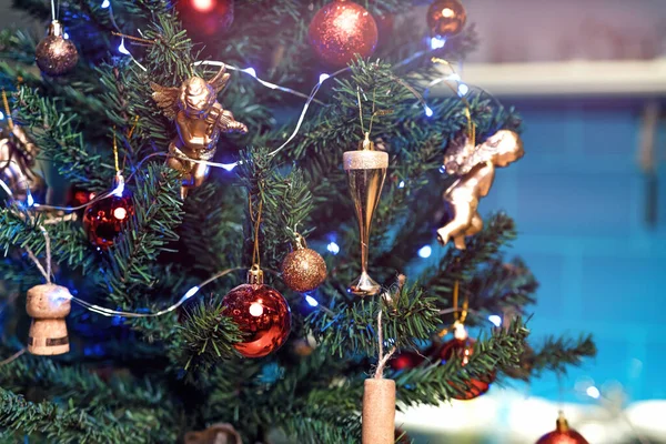 Vánoční Stromeček Zdobený Jasnými Hračkami Postava Anděla Dekorativní Sklenice Víno — Stock fotografie