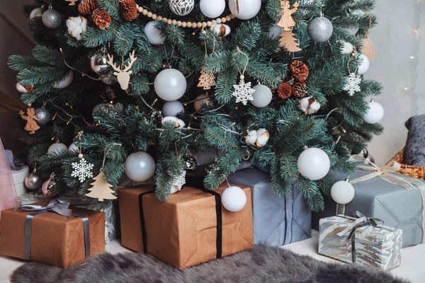 Geschenkdozen Verpakt Kraftpapier Liggen Onder Kerstboom — Stockfoto