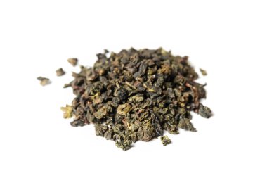 Beyaz arka planda izole edilmiş klasik yeşil Oolong çayı. Çay yaprakları yakın plan. Seçici odak