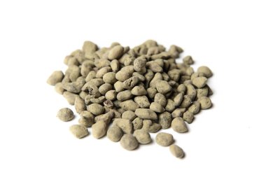 Klasik yeşil Çin çayı ginseng Oolong beyaz arka planda yakın plan.