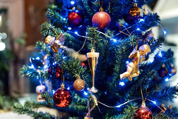 Weihnachtsschmuck auf den Ästen des Baumes. — Stockfoto