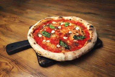 taze pişmiş pizza ahşap bir masa üzerinde