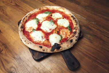 taze pişmiş pizza ahşap bir masa üzerinde