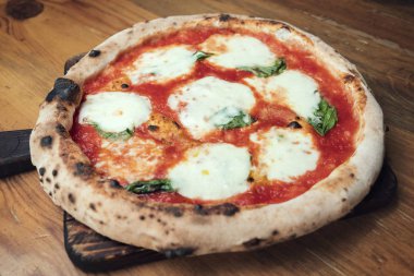 taze pişmiş pizza ahşap bir masa üzerinde