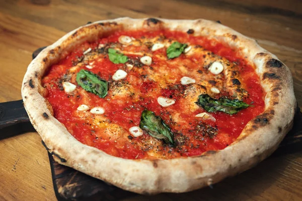 taze pişmiş pizza ahşap bir masa üzerinde