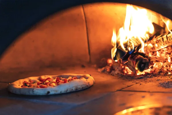 Pizzabacken im Ofen — Stockfoto