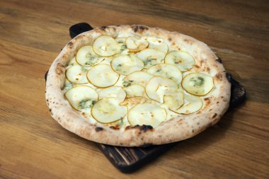 taze pişmiş pizza ahşap bir masa üzerinde