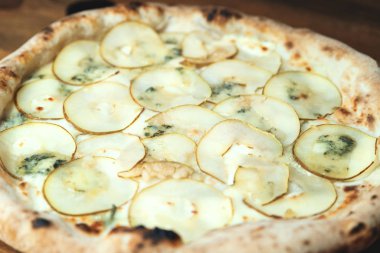 taze pişmiş pizza ahşap bir masa üzerinde