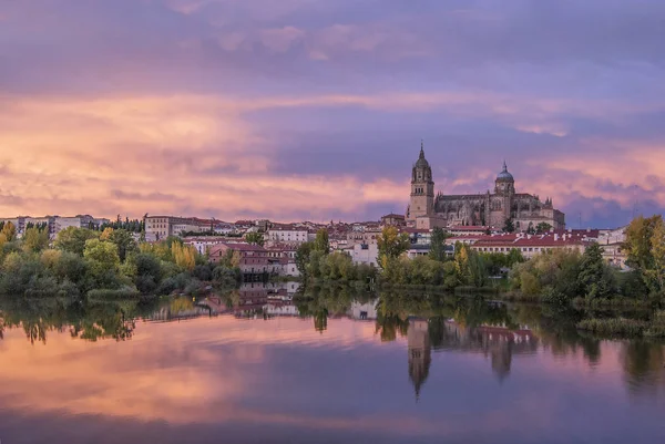 Cattedrali Salamanca Viste Dalle Rive Del Fiume Tormes Tramonto Autunno — Foto Stock