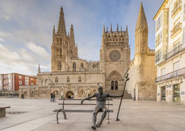 Burgos katedral Meydanı'nda bir bankta bir Hacı heykeli