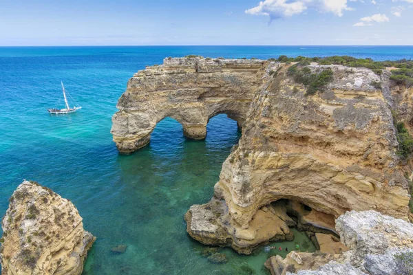 岩石峭壁拱门上 Marinha 海滩和绿松石海水对海岸的葡萄牙阿尔加维地区 — 图库照片