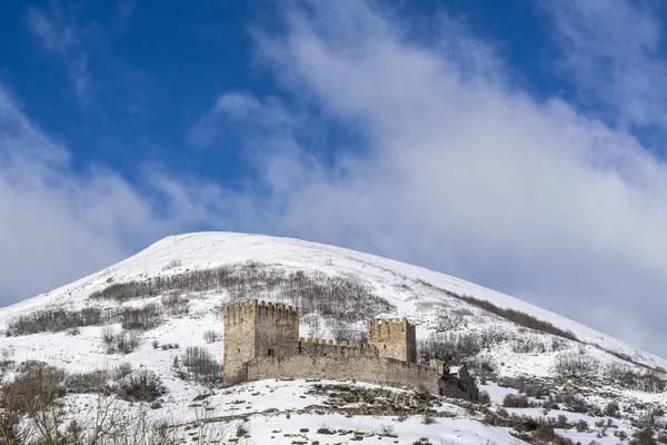 Schneebedeckter Berg Und Dorfburg Von Argueso Der Provinz Kantabrien Spanien — Stockfoto