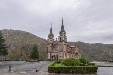 Bazilika Santa Maria la Real de Covadonga, İspanya, İspanya, Avrupa'nın. Turistik seyahat hedef kışın güzel kilise 