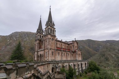 Bazilika Santa Maria la Real de Covadonga, İspanya, İspanya, Avrupa'nın. Turistik seyahat hedef kışın güzel kilise 