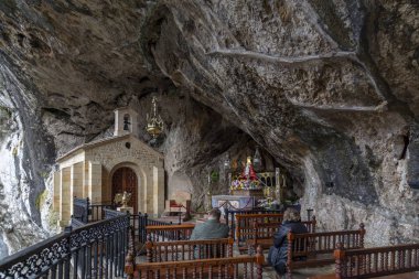 Covadonga Asturias, İspanya kutsal mağarada Santina adanmış Şapel