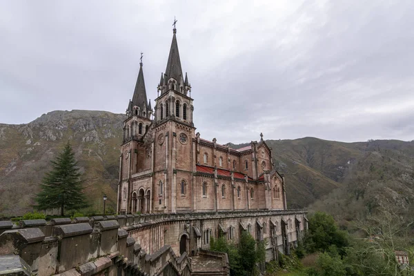 Bazilika Santa Maria la Real de Covadonga, İspanya, İspanya, Avrupa'nın. Turistik seyahat hedef kışın güzel kilise 