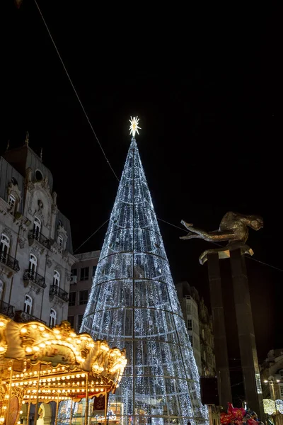 Weihnachtsdekoration und Lichter der Stadt vigo — Stockfoto