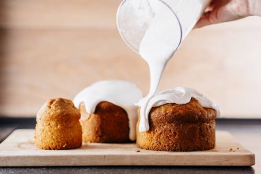 Evde tatlı ekmek pişiriyorum.