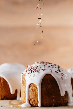 Evde tatlı ekmek pişiriyorum.