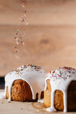 Evde tatlı ekmek pişiriyorum.