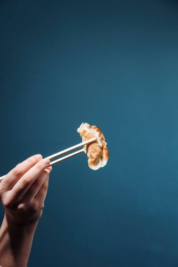 Japon jiaozi sopalarla tutuluyor 