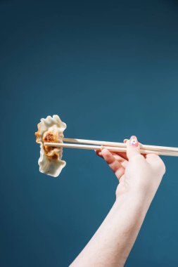 Japon jiaozi sopalarla tutuluyor 