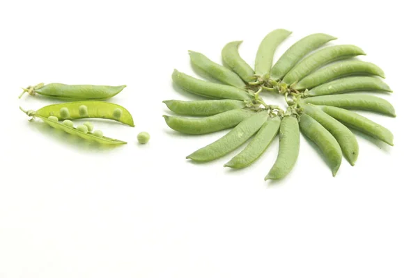 Concepto de comida saludable. vainas de guisantes verdes bellamente dispuestas sobre fondo blanco . —  Fotos de Stock