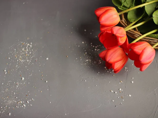 Bouquet de belles tulipes rouges sur fond sombre. Bunch de jolies tulipes élégantes contre une table stoune grise avec espace de copie pour le texte.Vue du dessus, plat lay.Wedding carte, Saint Valentin concept de la fête des mères — Photo