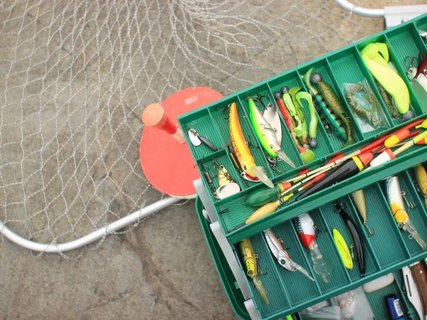 漁具付きのオープンタックルボックス 釣りのアクセサリーの背景を閉じます 完全に在庫の漁師は テキストのための場所ロック上のボックスロッドに取り組んで — ストック写真