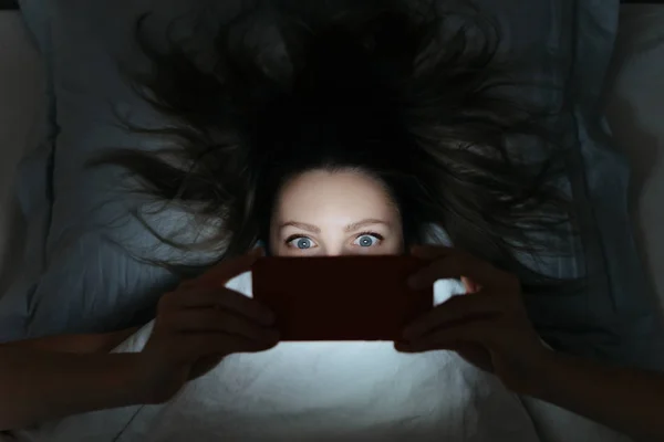 Jonge vrouw hield smartphone in haar handen en verslavend ster — Stockfoto