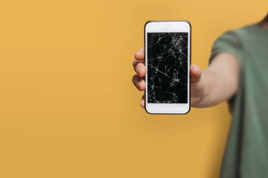 Yakın çekim, hasarlı ekran pro ile kırık akıllı telefon tutan el