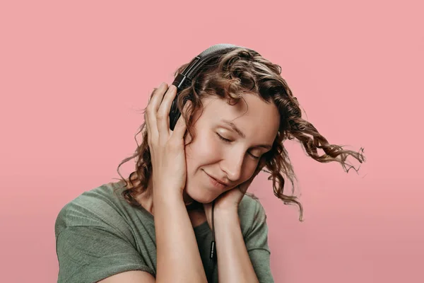 Despreocupado alegre jovem encaracolado mulher ouvir música favorita com — Fotografia de Stock