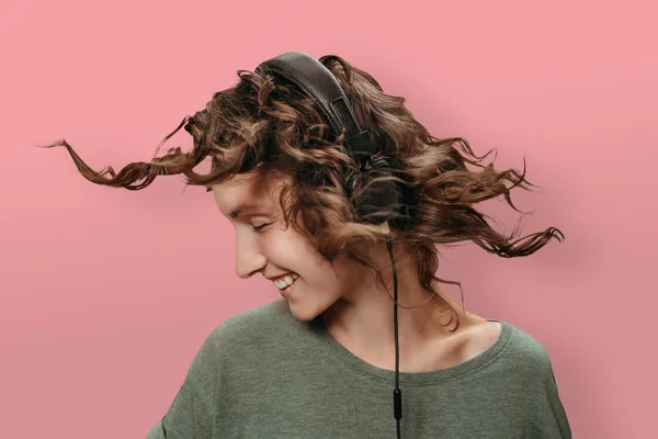 Bekymmersfri glad ung lockig kvinna lyssna favoritmusik — Stockfoto