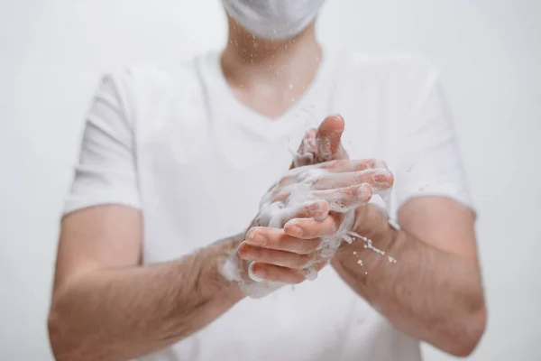 Ung Man Skyddsmask Tvätta Händerna Med Tvål Som Coronavirus Skydd — Stockfoto