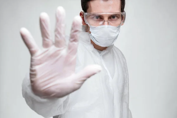 Tânărul Doctor European Costum Protecție Împotriva Virusului Arată Gestul Stop — Fotografie, imagine de stoc