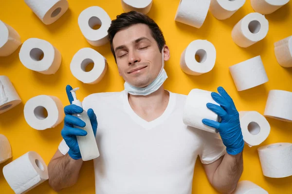 Joven Tranquilo Feliz Con Mascarilla Médica Rodeada Papel Higiénico Sosteniendo —  Fotos de Stock