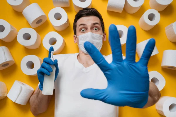 Omul Îngrozit Mască Protecție Medicală Mănuși Înconjurat Hârtie Igienică Care — Fotografie, imagine de stoc
