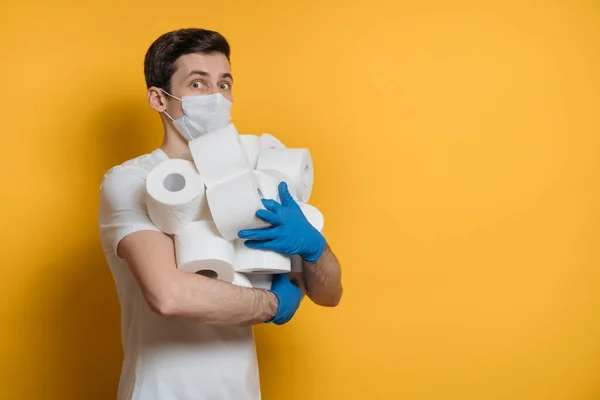 Een Bange Man Met Een Beschermend Gezichtsmasker Tegen Het Covid — Stockfoto