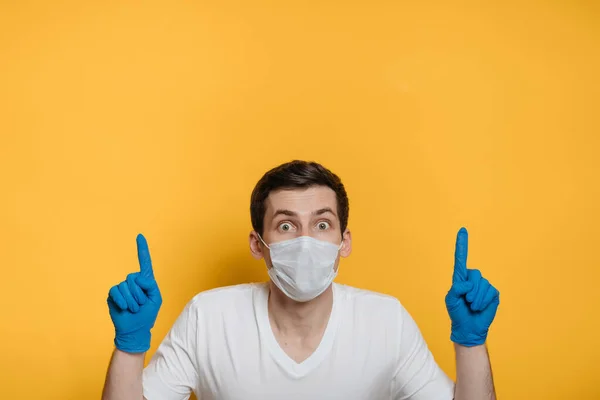 Bang Jongeman Beschermend Gezichtsmasker Medische Handschoenen Wijzend Naar Lege Ruimte — Stockfoto