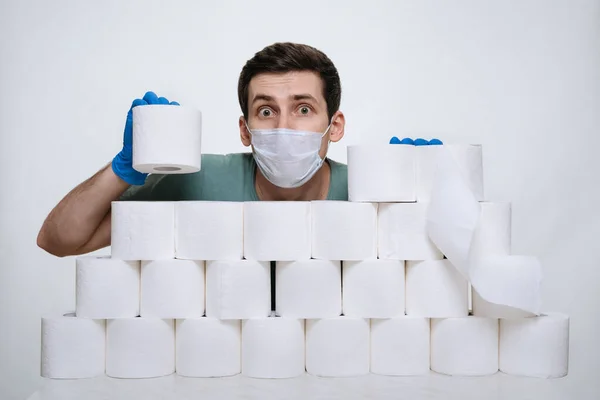 Bang Jongeman Beschermende Masker Handschoenen Hamsteren Papier Het Bouwen Van — Stockfoto