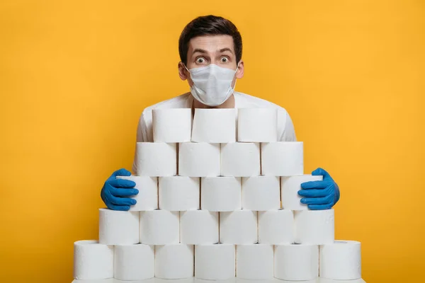 Een Bange Jongeman Met Een Beschermend Masker Handschoenen Die Een — Stockfoto