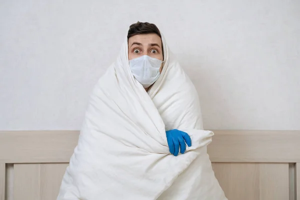 자신의 침실에서 코로나 바이러스 감염으로부터 자신의 침실에 담요를 보호하는 의료용 — 스톡 사진